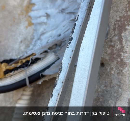 תמונה של קיר עם חומר איטום וכבלים